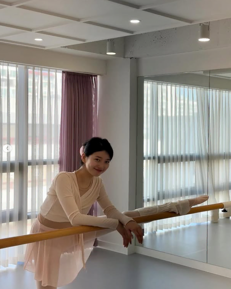 발레 바에서 스트레칭하며 바디 라인을 관리하는 수지의 발레 운동 루틴과 다이어트 모습