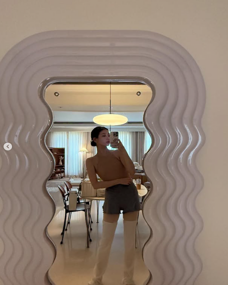 발레코어 패션 스타일의 운동복을 입은 수지의 발레 운동 모습