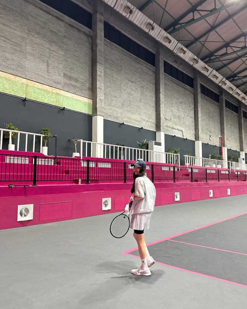 테니스 운동을 즐기며 몸매 관리를 하는 수지의 다이어트 운동 루틴 모습