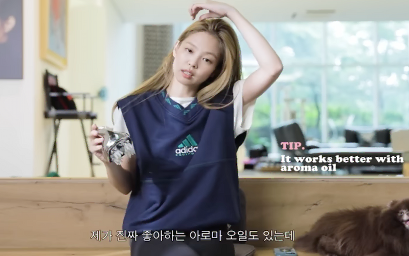 립 스크럽, 보디 스크럽, 핸드크림, 폼롤러처럼 일상에서 활용할 수 있는 셀프 케어 아이템을 표현한 이미지입니다.