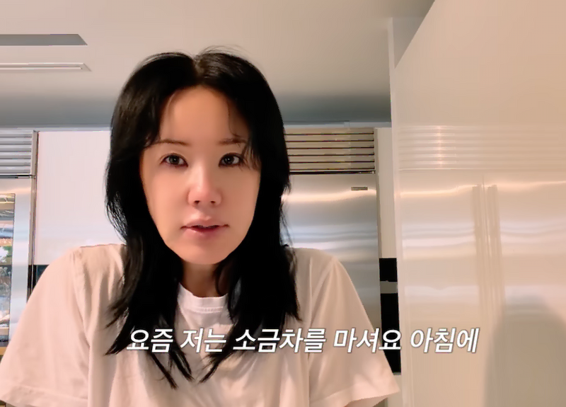 아침에 물과 소금을 준비하는 장면