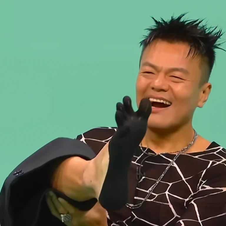 다섯 발가락이 분리된 발가락 양말 착용 모습