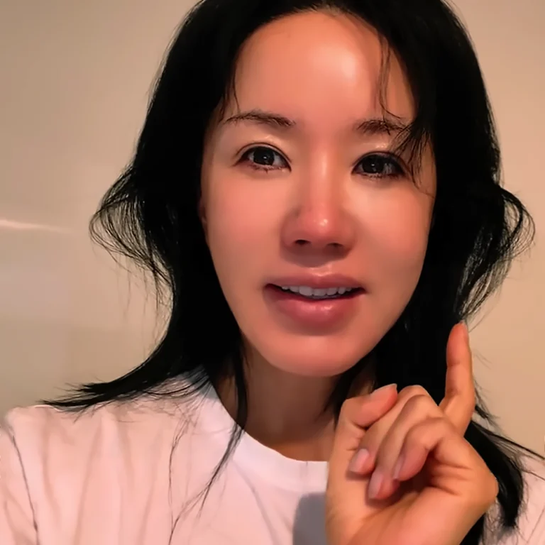 아침 소금물 효능과 마시는 방법을 설명하는 모습