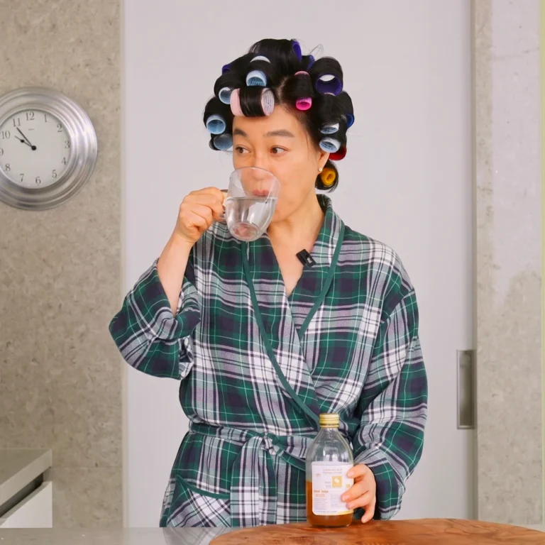 애사비 효능을 설명하는 사과와 애플사이다비니거, 물에 희석한 식초 한 잔