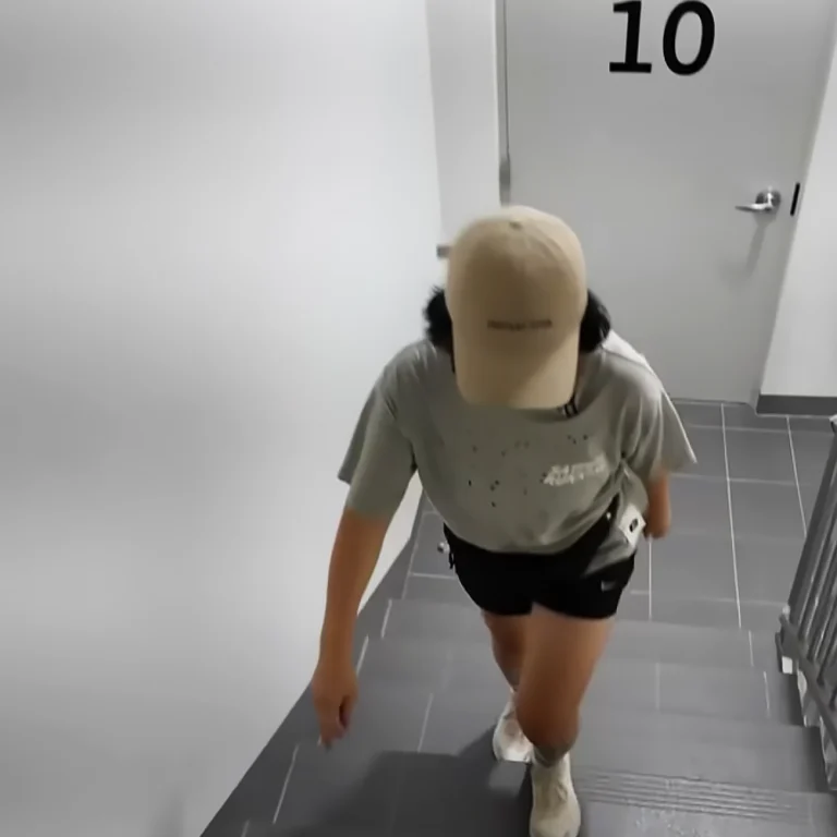 계단 오르기 효과를 보여주는 실내 계단 운동 모습